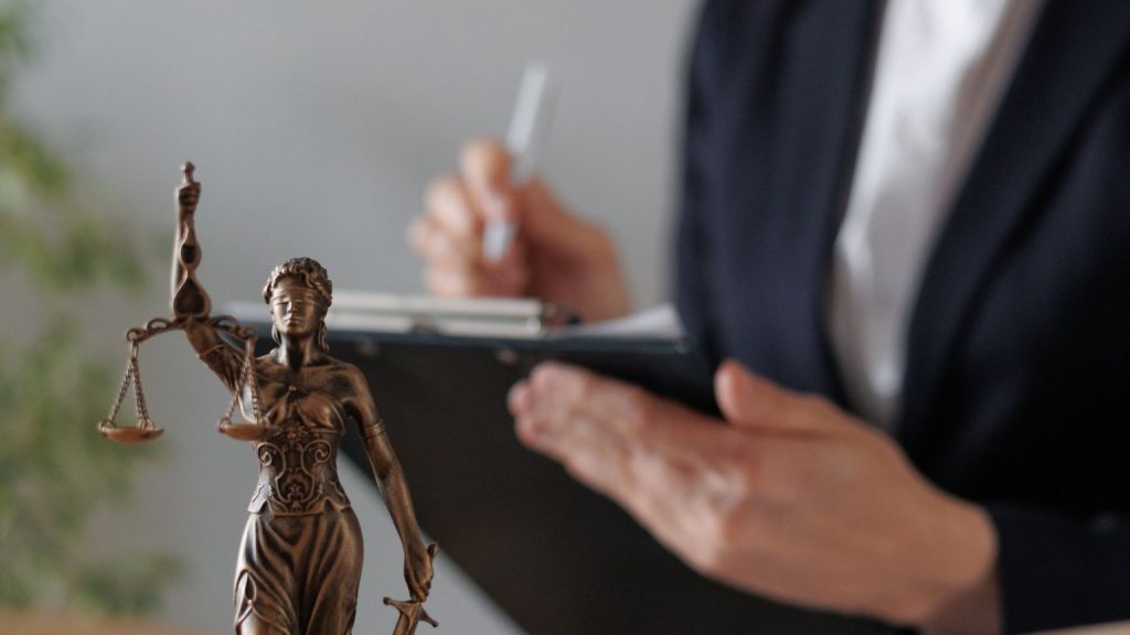 Abogado de segunda oportunidad ayudando a cancelar deudas en 2026