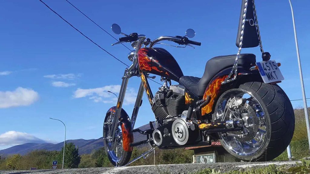 Moto personalizada única con diseño exclusivo fabricada desde cero en España