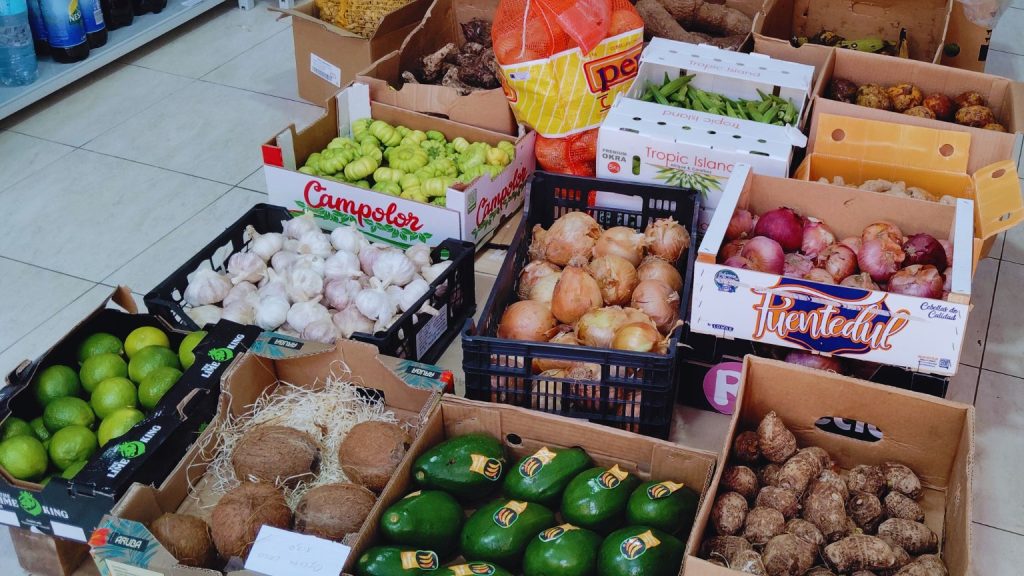 Tienda de productos afro-latinos con estantes llenos de alimentos típicos.