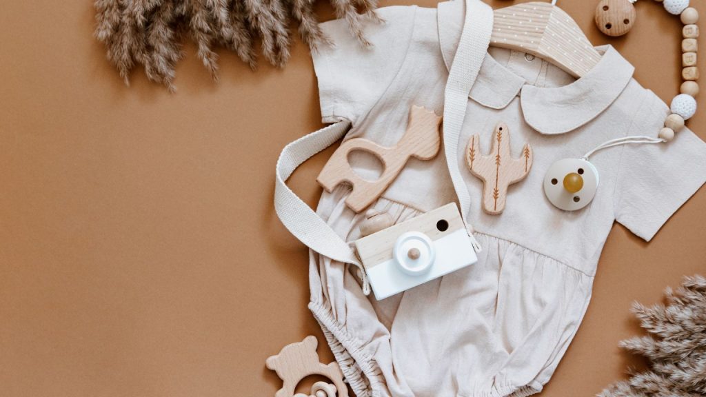 Conjunto de recién nacido en tonos neutros de tienda ropa hecha en España