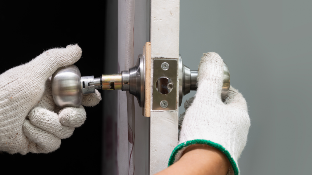 Cerrajero barato en Madrid realizando apertura urgente de puerta con M&C Cerrajeros