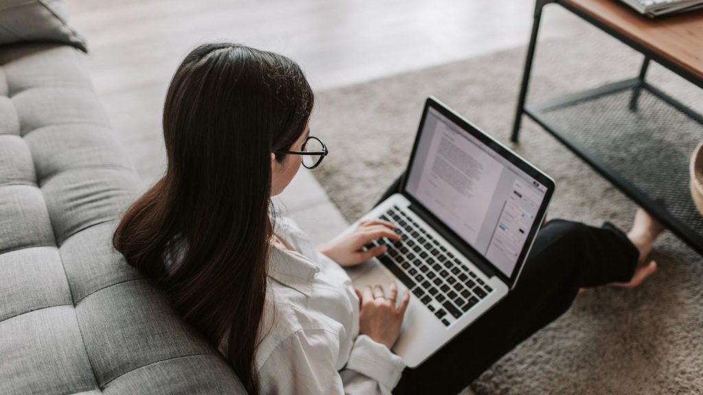 Consultoría de negocios para emprendedoras que trabajan desde casa frente al ordenador
