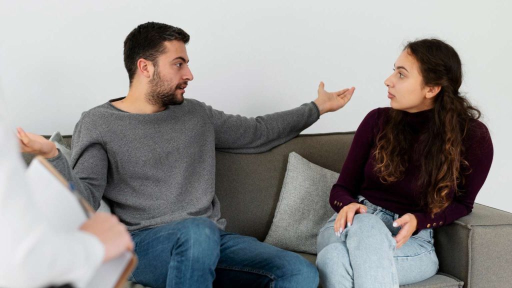hombre escuchando atentamente en sesión de coaching, ambiente cálido, Valencia, relación de pareja en crisis, acompañamiento emocional