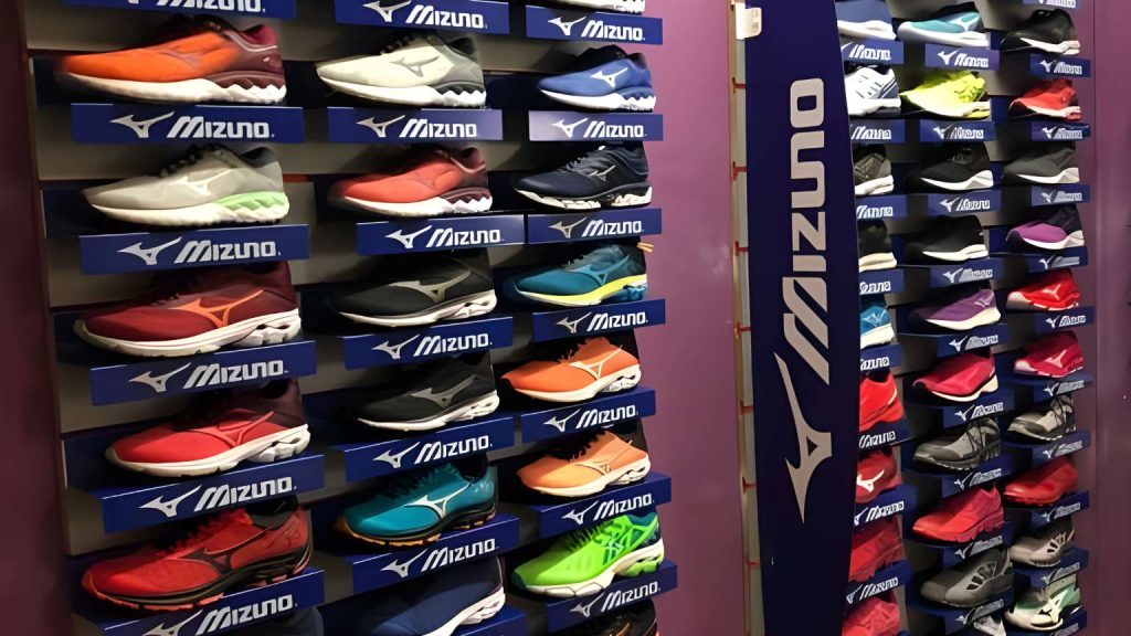Showroom deportivo en Zaragoza con calzado técnico Mizuno y ropa deportiva profesional