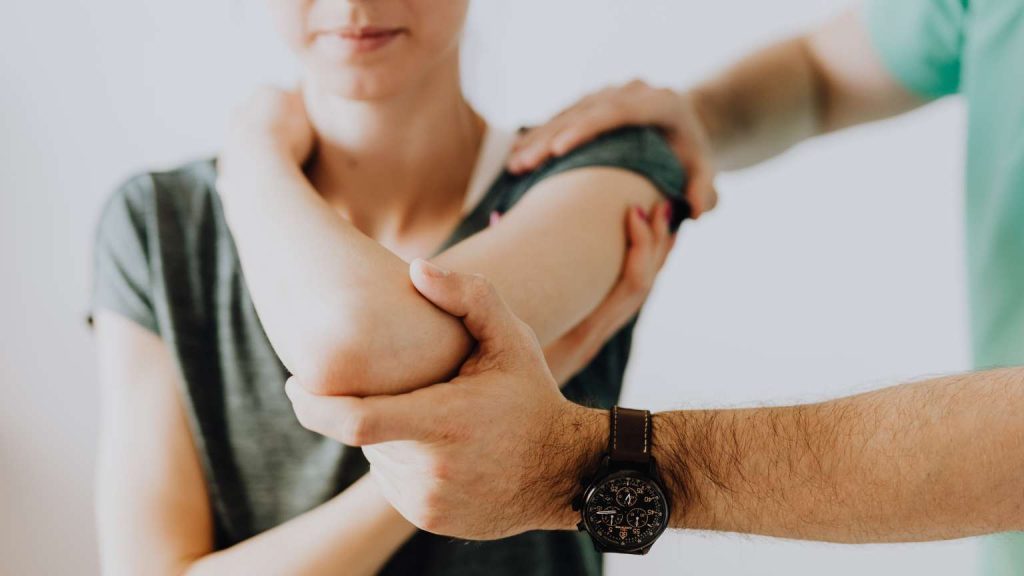 Paciente y fisioterapeuta durante sesión de fisioterapia en Teulada