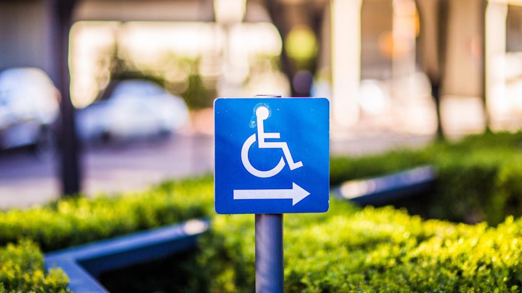 Señal de accesibilidad en un entorno urbano relacionada con la licencia de actividad