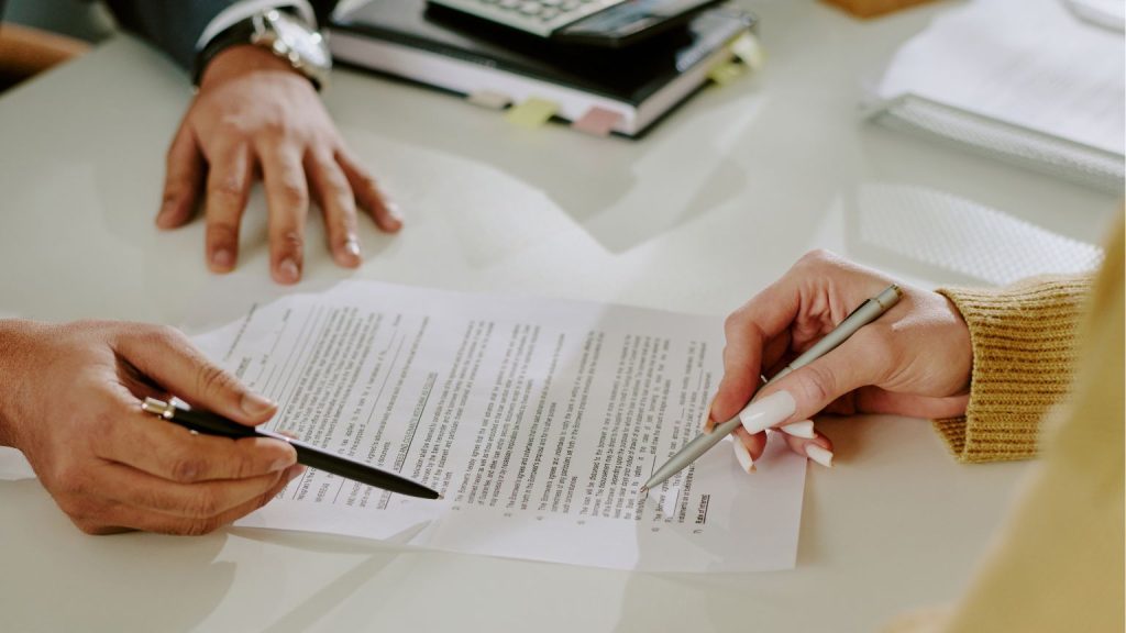 Procurador gestionando documentos en su despacho en Colmenar Viejo