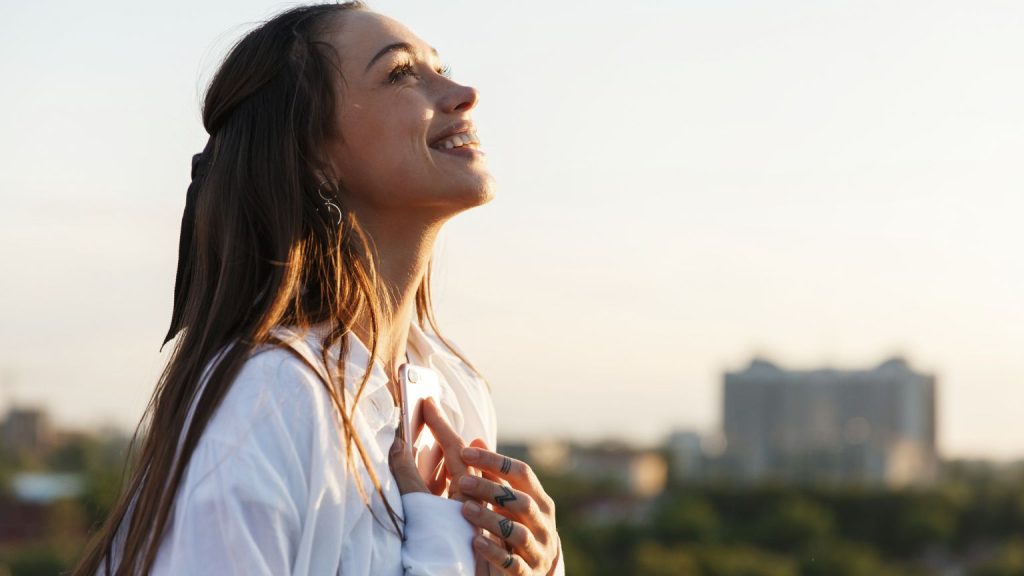 Mujer de mediana edad después de un proceso de terapias de salud mental en Tenerife