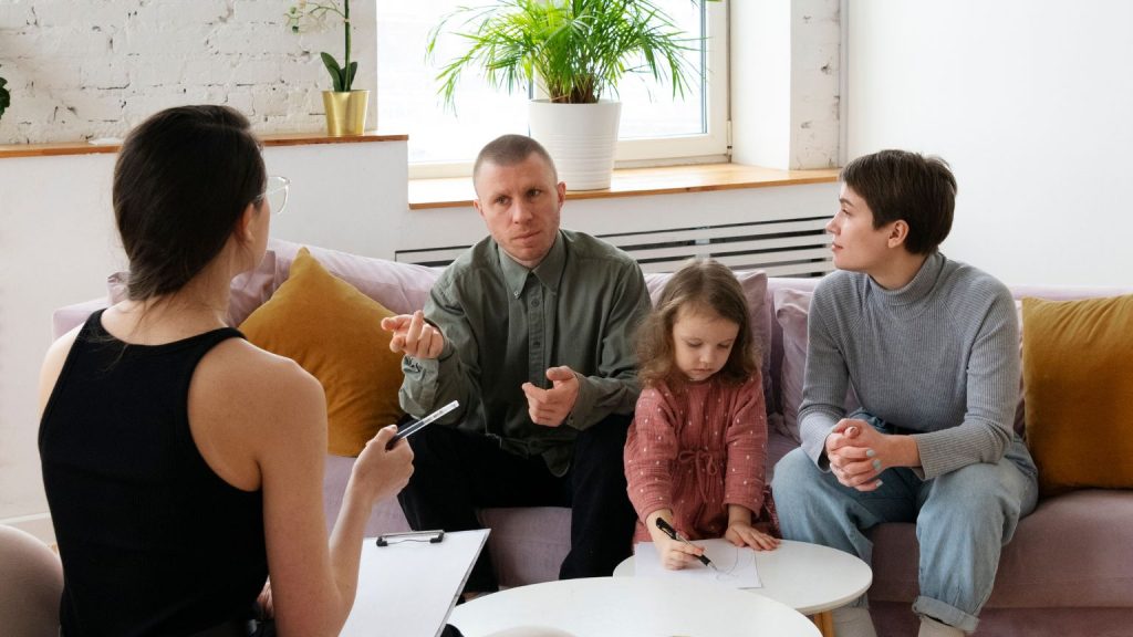 Familia toma terapia presencial en centro donde ofrecen diferentes tipos de terapia psicológica.