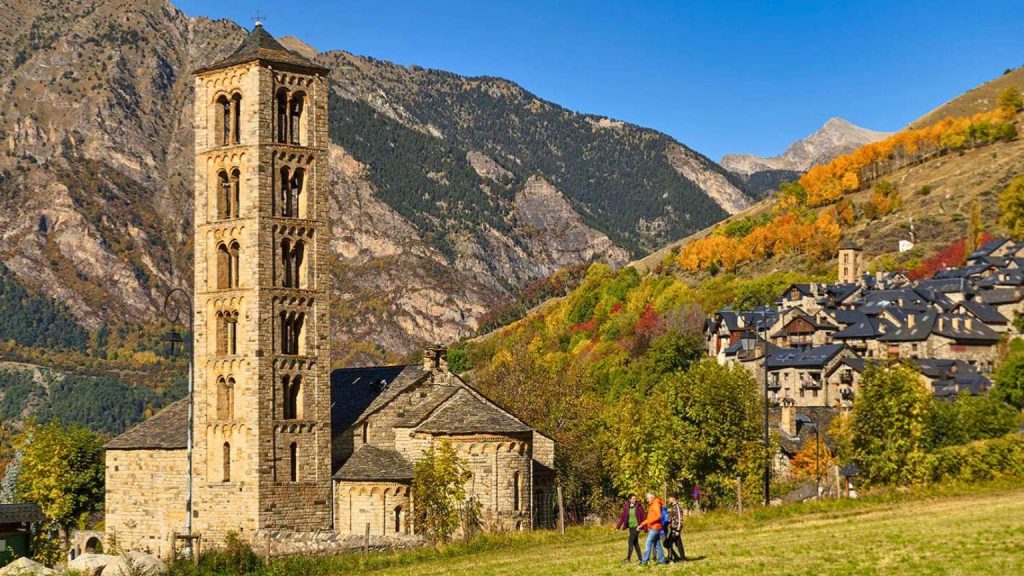 Paisatge de muntanya amb arquitectura típica als voltants dels apartaments Vall de Boí.