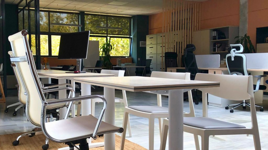 Moderno lugar adaptado con diseño de interiores para oficinas.