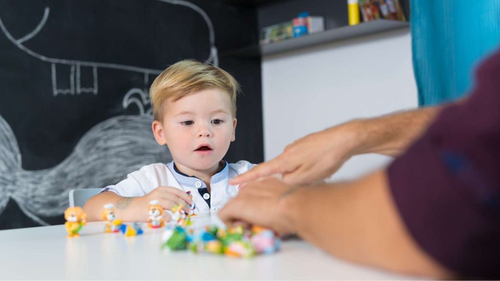 Psicólogo infantil acompañando a un niño con ansiedad o TDAH en consulta