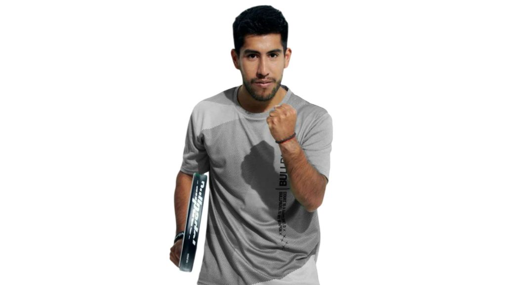 Jugador de pádel con pala en mano emocionado por comenzar un partido.