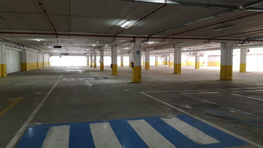 Interior de parking de caravanas en Valencia cubierto y seguro, con amplias plazas disponibles para autocaravanas.