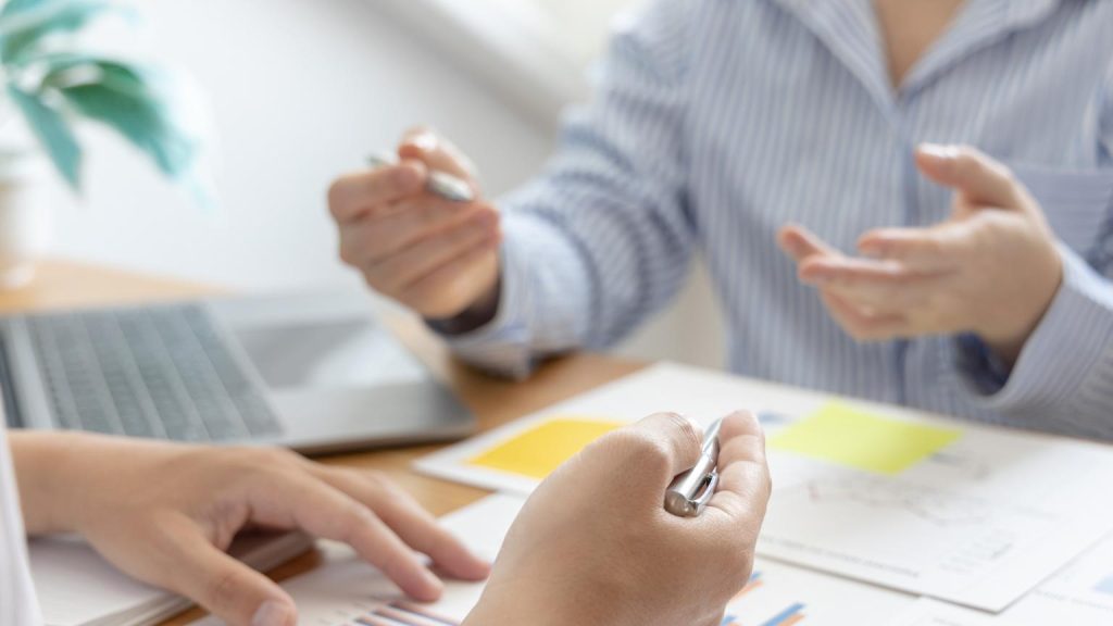 Reunión de consultoría de negocios con análisis de estrategias y revisión de resultados en una sesión profesional