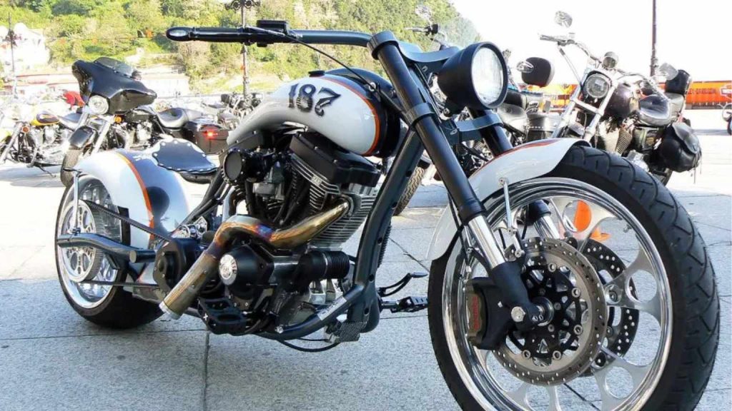 Motos personalizadas en España sobre carretera abierta