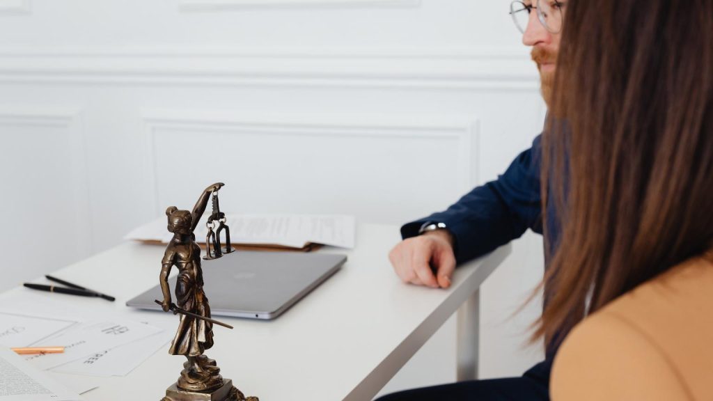 Abogados de extranjería en España ofreciendo asesoría jurídica profesional en trámites legales y nacionalidad