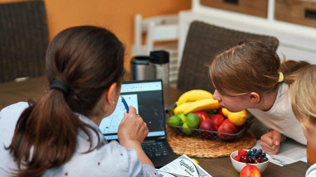 dietista nutricionista acompañando a una familia en la prevención de la diabetes