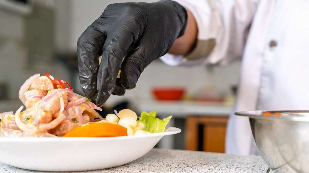 Chef preparando ceviche peruano tradicional en restaurante Sant Cugat
