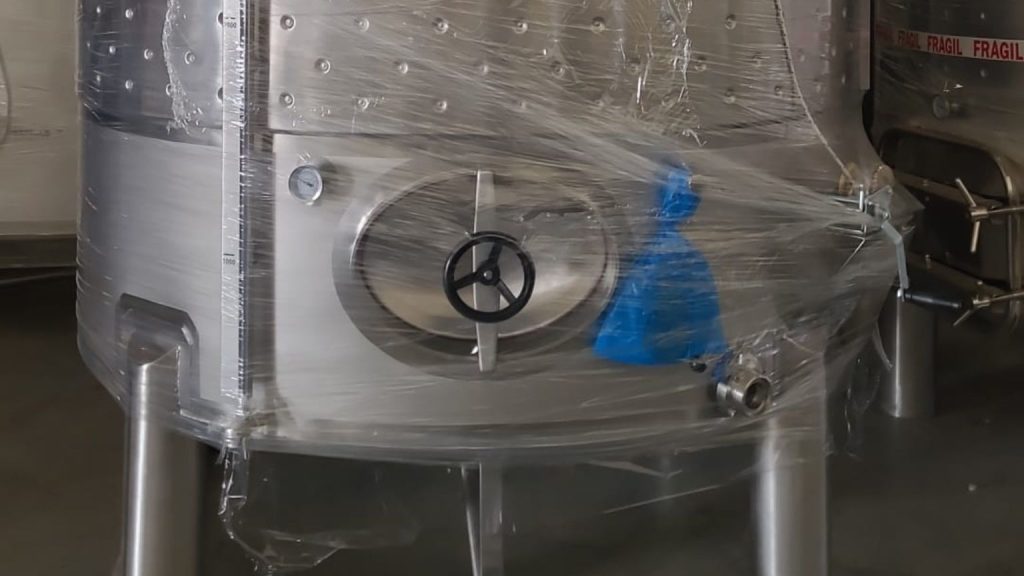 Depósito de acero inoxidable con cierre hermético y medición visible, listo para instalación en bodega o almazara