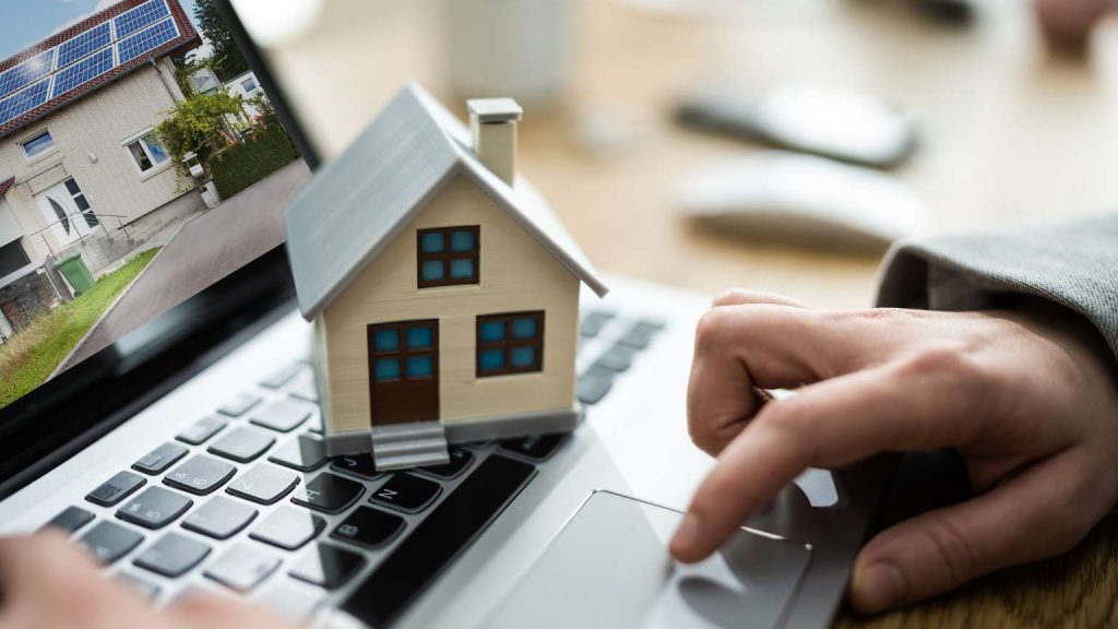 Agencia inmobiliaria asesorando a cliente en la compra de su primera vivienda en Barcelona