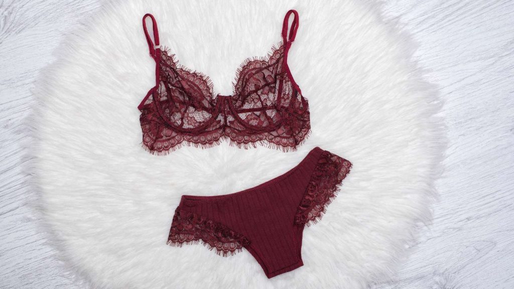 Conjunto de lencería compuesto por brassier y panty sobre fondo neutro, ideal para el uso diario