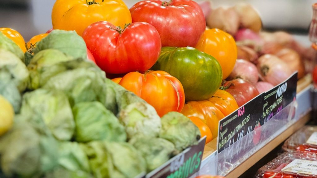 Comprar fruta tropical de calidad directamente en tienda online: variedad de tomates y productos frescos listos para envío a domicilio