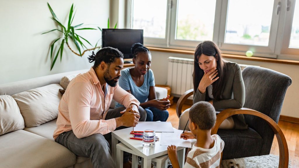Terapia familiar en sesión para mejorar relaciones saludables en la familia