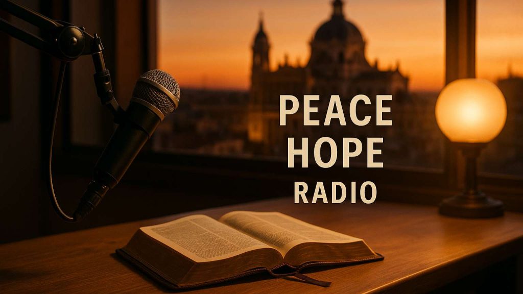 Micrófono en estudio de radio cristiana en Madrid durante la emisión de 'Fuente de vida