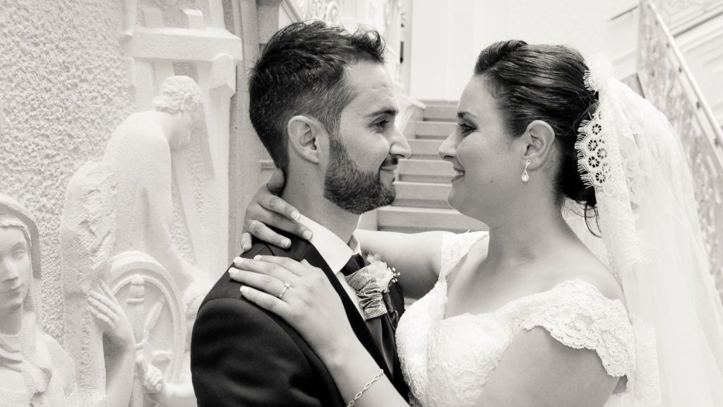 Pareja de recién casados mirándose con amor durante sus fotos de boda en blanco y negro.