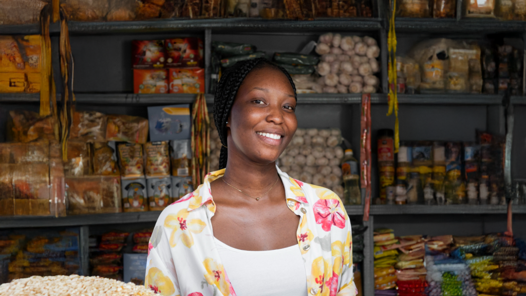 Mujer sonriente eligiendo productos africanos y latinos en una tienda de alimentación local en Ripollet.