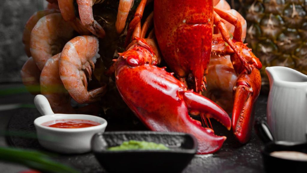 Langosta y mariscos frescos servidos con salsas gourmet en un restaurante en Tenerife