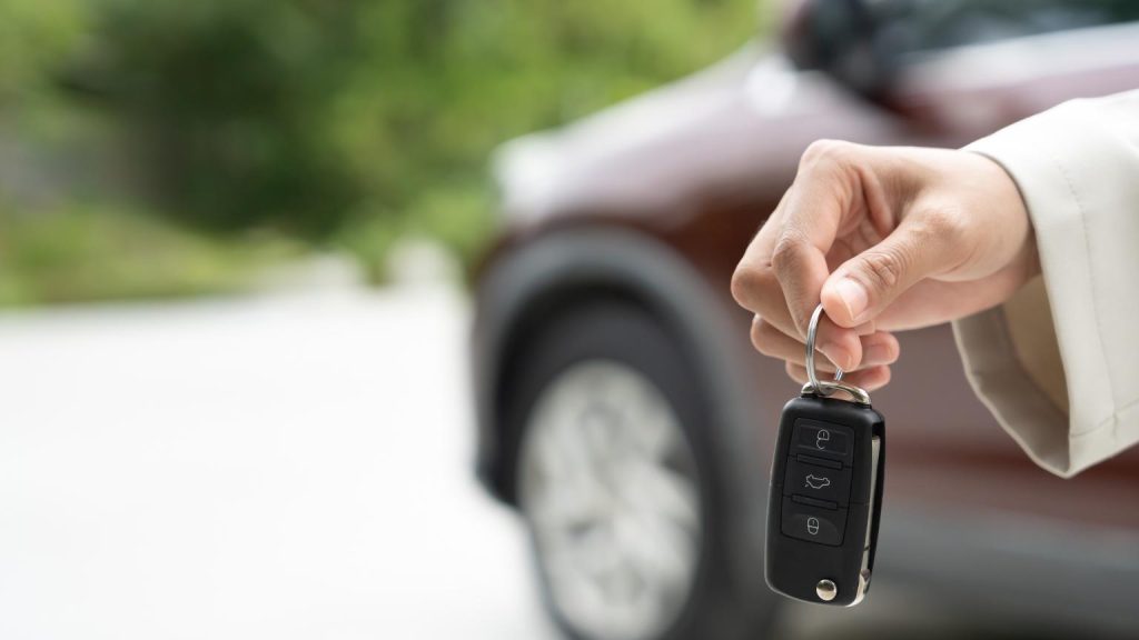 Persona entregando las llaves de un coche de segunda mano en Valladolid