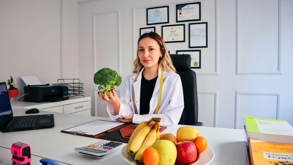 Nutricionista guiando un proceso de alimentación consciente para reconectar con el cuerpo y mejorar el bienestar emocional.