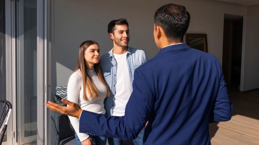 Agencia inmobiliaria en Santiago de la Ribera asesorando a compradores