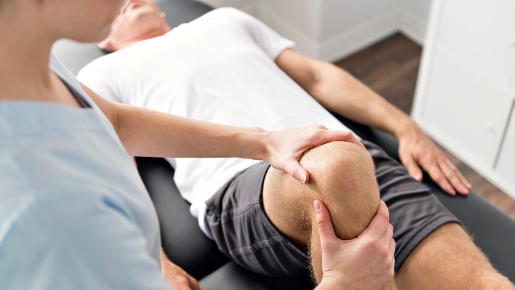 Fisioterapia en Jerez aplicada para prevenir lesiones deportivas con movilización de rodilla.