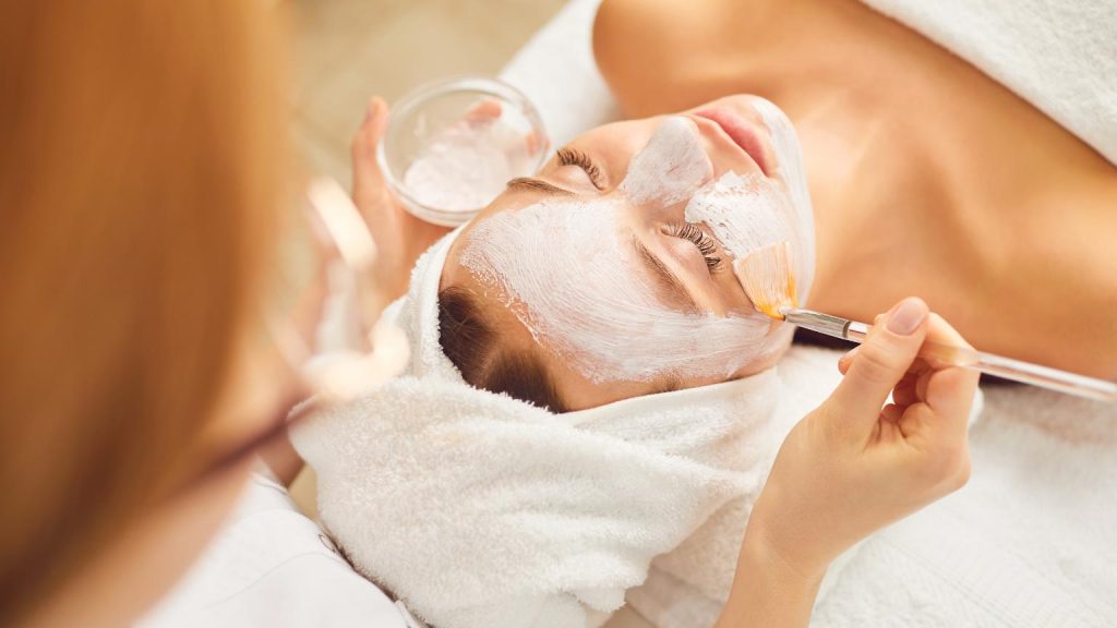 Tratamiento facial profesional en centro de estética avanzada para el cuidado de la piel