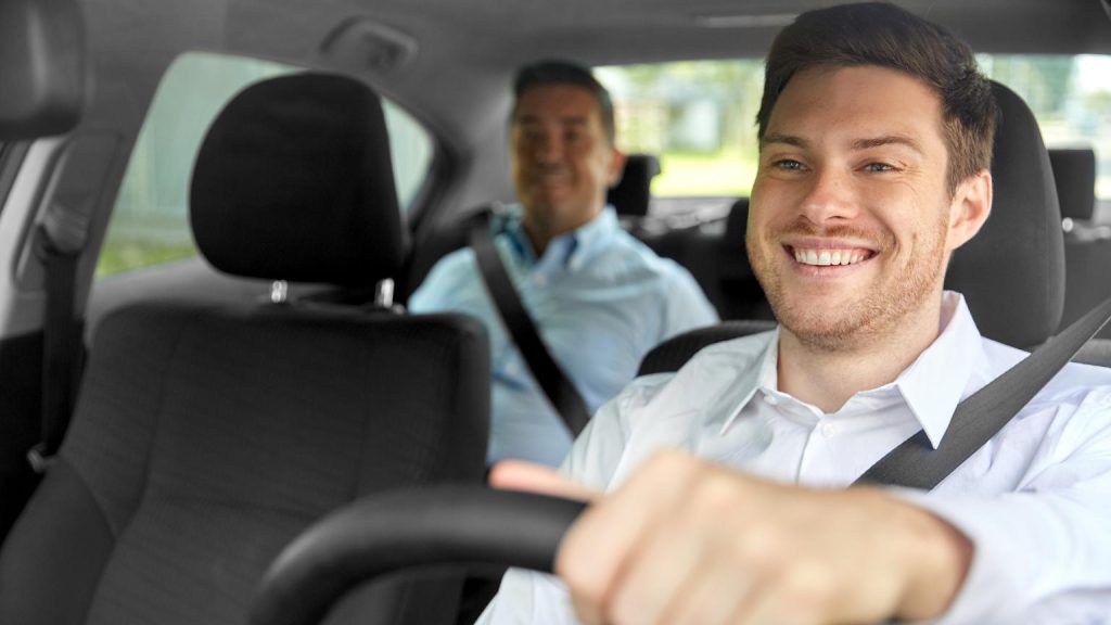 Taxi en Benidorm con conductor profesional y pasajeros viajando de forma cómoda y segura