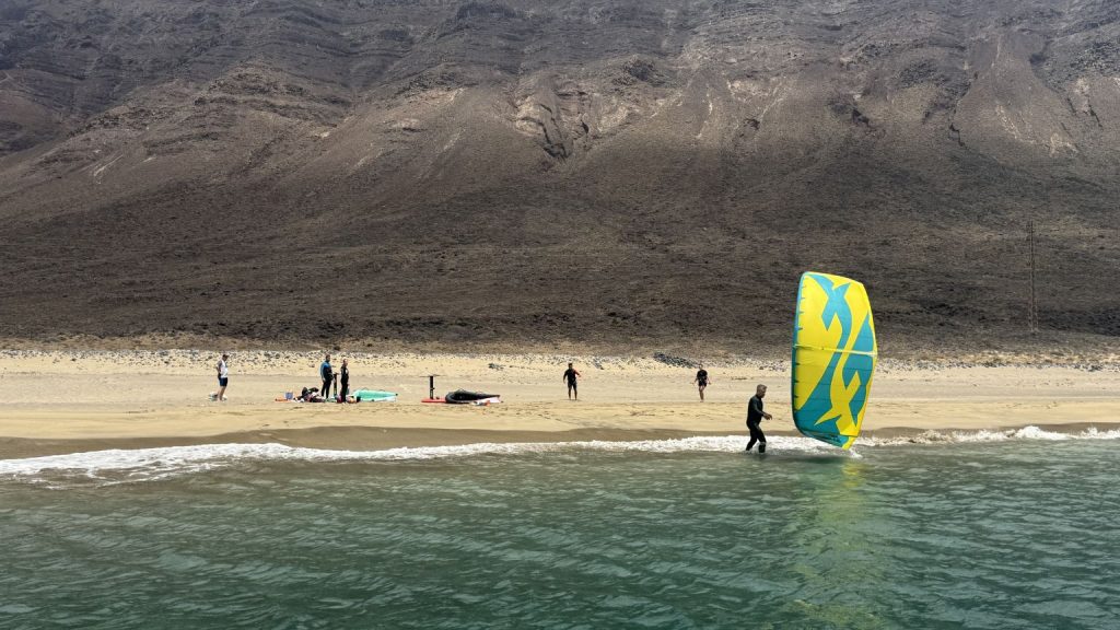 Grupo de personas en clases para principiantes de kitesurf en Las Palmas de Gran Canaria.