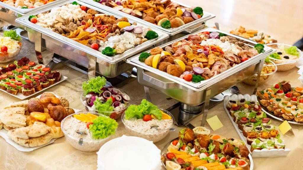 Mesa de catering para cumpleaños privados con variedad de platos salados, aperitivos y opciones para todos los gustos, presentados de forma cuidada y profesional para sorprender a los invitados