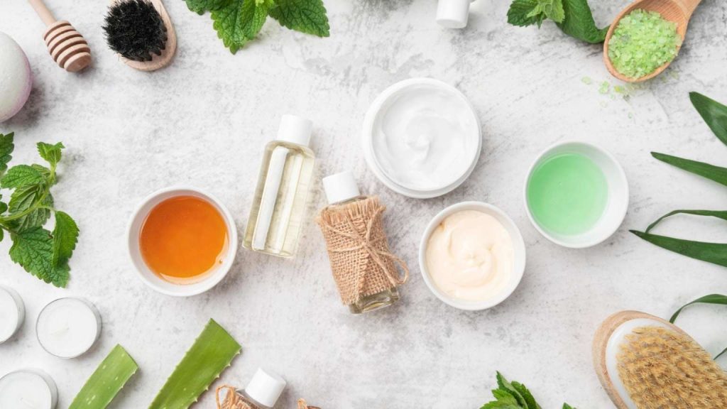 Imagen minimalista de cosmética natural con frascos genéricos y elementos botánicos sobre un fondo neutro y luminoso.