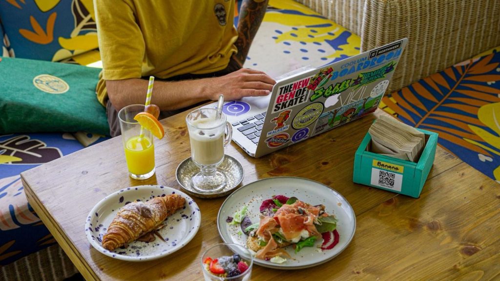 Brunch en Banana Beach Club con platos saludables, café y ambiente relajado en un restaurante junto al mar