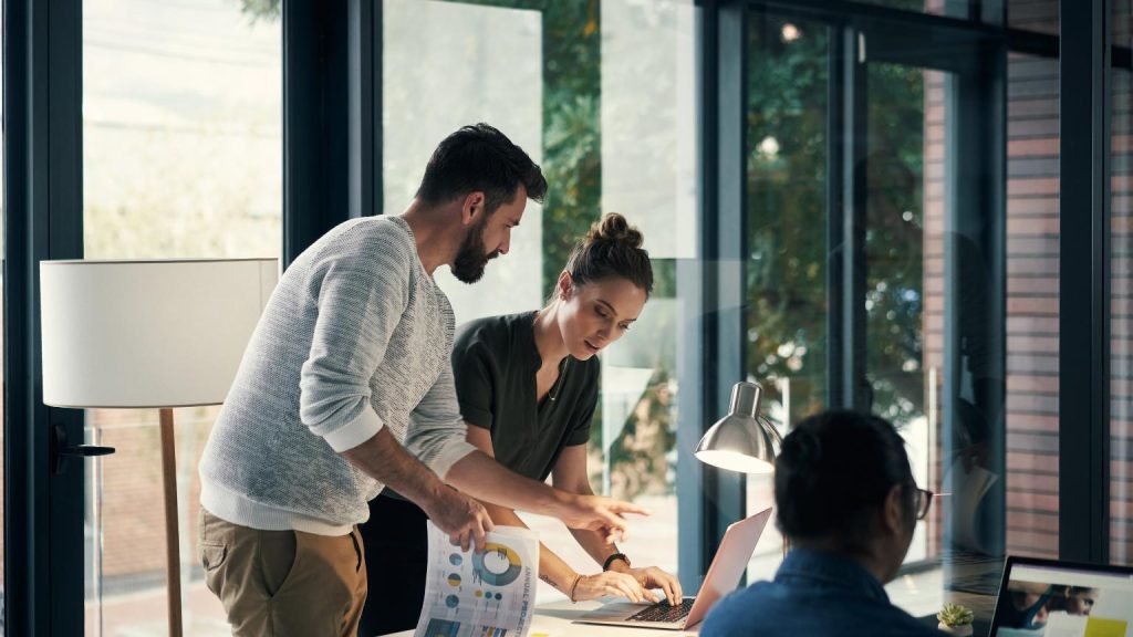 Equipo de trabajo analizando indicadores en una oficina moderna para evaluar la igualdad laboral y la toma de decisiones basada en datos.