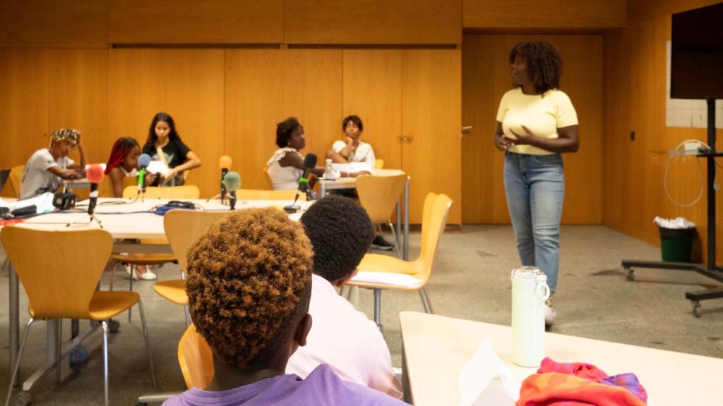 Taller de educación con niños y educadora en aula, trabajando la educación en valores, la convivencia y la diversidad en la escuela primaria.