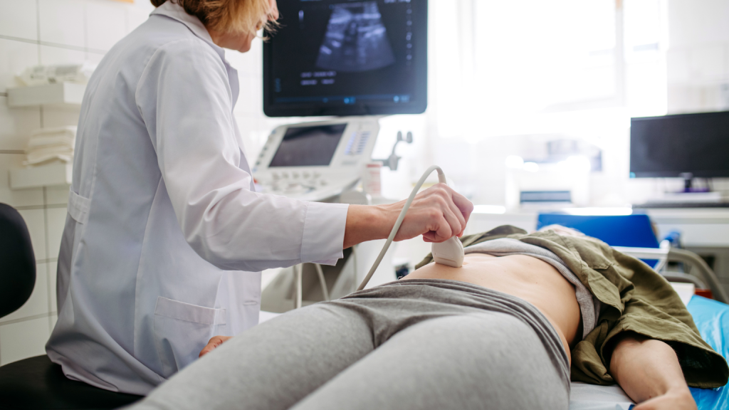 Cuando una mujer vive el embarazo, surgen muchas preguntas. Yo misma las tuve. Una de las más comunes gira en torno a las ecografías 5D. ¿Son seguras? ¿Sirven solo para ver la carita del bebé? ¿Sustituyen a las ecografías médicas? En este artículo quiero aclarar los mitos y verdades más frecuentes desde una experiencia real, cercana y bien informada. ¿Qué es realmente una ecografía 5D? Antes de entrar en mitos, conviene aclararlo. Una ecografía 5D es una evolución de la tecnología 4D. Permite ver al bebé con mayor realismo, más profundidad y mejor definición. Durante el embarazo, esta experiencia va mucho más allá de una imagen. Es un momento emocional que conecta a la familia con el bebé. En centros especializados como Eco Baby 5D, la ecografía se vive en un entorno cuidado, pensado para disfrutar sin prisas. Si quieres conocer el espacio donde se realizan, puedes visitar su centro de ecografías 5D en Barcelona . Mito 1: Las ecografías 5D no son seguras Este es uno de los temores más habituales durante el embarazo. Falso. Las ecografías 5D utilizan ultrasonidos, igual que las ecografías tradicionales. No emplean radiación y son completamente no invasivas. Siempre que se realicen en centros especializados y con profesionales formados, son seguras tanto para la madre como para el bebé. 👉 Si la seguridad es importante para ti, elige siempre centros especializados en ecografía emocional. Mito 2: Solo sirven para hacer fotos bonitas Es cierto que las imágenes son impresionantes, pero esta afirmación se queda corta. Verdad a medias. Sí, se obtienen fotos y vídeos de gran calidad. Pero también se vive una experiencia emocional muy profunda. Durante el embarazo, ver gestos, bostezos o sonrisas del bebé ayuda a crear vínculo. En Eco Baby 5D, muchas familias recuerdan este momento como uno de los más especiales de toda la gestación. 👉 Si quieres conservar este recuerdo, puedes descubrir opciones de regalos y sesiones en su tienda . Mito 3: Sustituyen a las ecografías médicas Este es un punto clave. Falso. Las ecografías 5D no sustituyen las ecografías diagnósticas que se realizan durante el embarazo en el ámbito médico. Su función es emocional y visual. Por eso se consideran un complemento, nunca un reemplazo. Ambas experiencias pueden convivir sin problema. Mito 4: Se pueden hacer en cualquier momento del embarazo Aquí hay que matizar. Verdad a medias. No todas las semanas ofrecen el mismo resultado. El momento ideal suele situarse entre la semana 24 y la 30 del embarazo, cuando el bebé tiene suficiente grasa facial y aún dispone de espacio para moverse. Un buen centro te orientará sobre cuándo realizarla para disfrutarla al máximo. 👉 Si tienes dudas sobre el mejor momento para tu caso, puedes resolverlas fácilmente desde la página de contacto . Mito 5: Es una experiencia solo para la madre Totalmente falso. Una de las grandes verdades de la ecografía 5D es que se vive en familia. Parejas, hijos mayores y abuelos suelen acompañar este momento. Durante el embarazo, compartir la experiencia refuerza el vínculo y convierte la ecografía en un recuerdo colectivo. Verdades que conviene tener claras La ecografía 5D es segura. No interfiere con el seguimiento médico del embarazo. Aporta una conexión emocional única. El entorno y el trato marcan la diferencia. Por eso es tan importante elegir centros como Eco Baby 5D, donde la experiencia está pensada para cuidar cada detalle. Una experiencia que deja huella Mirando atrás, puedo decir que la ecografía 5D fue uno de los recuerdos más especiales de mi embarazo. No solo por las imágenes, sino por lo que sentí en ese momento. Si estás viviendo esta etapa y quieres resolver tus dudas, informarte bien es el primer paso. Y si decides dar el paso, hazlo con profesionales que entiendan que no es solo una ecografía, sino una vivencia emocional. 👉 Infórmate, reserva tu sesión y transforma tu embarazo en un recuerdo inolvidable.Mitos y verdades sobre las ecografías 5D en el embarazo