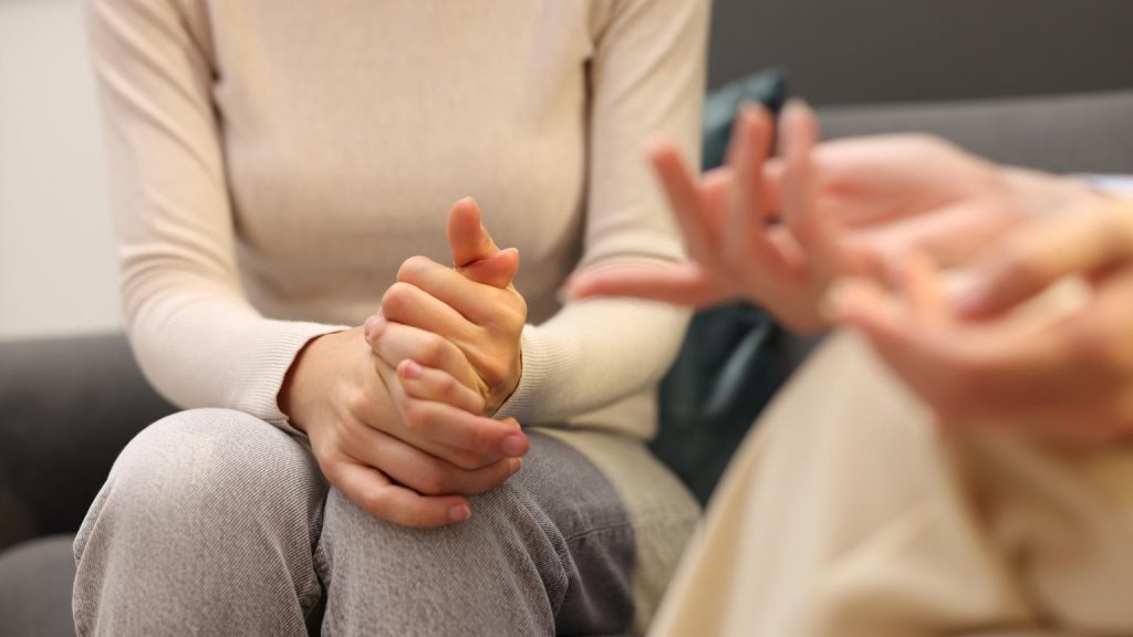 Sesión de psicología en consulta con acompañamiento emocional durante una conversación terapéutica