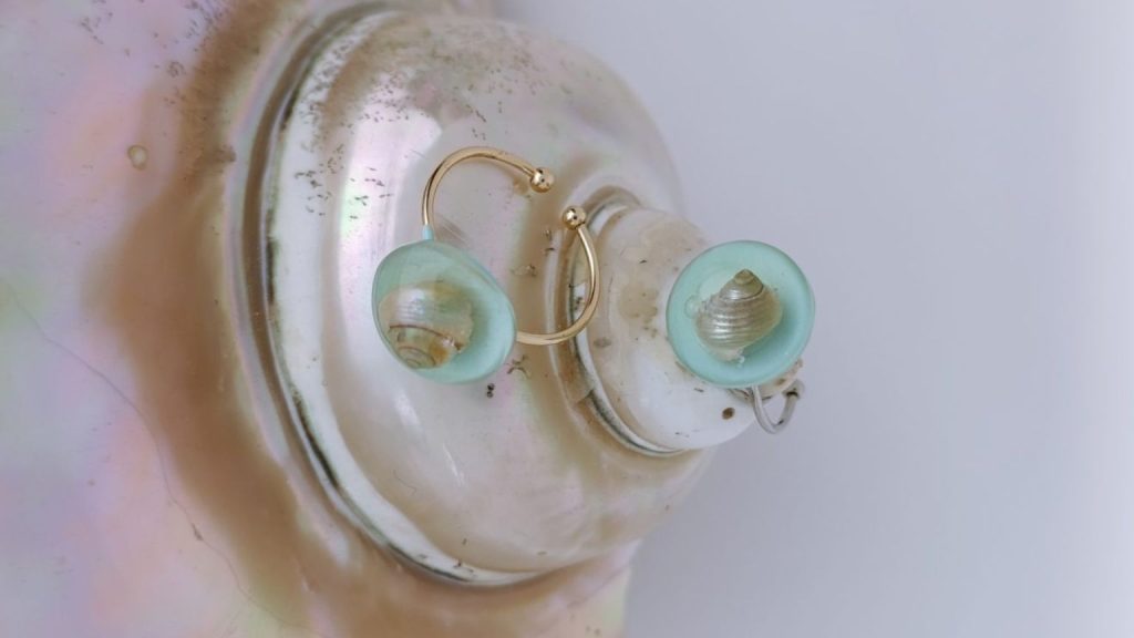 Joya artesanal hecha a mano con flor natural encapsulada en resina epoxi"