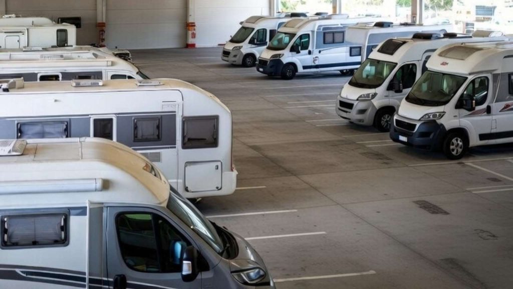 Parking cubierto y seguro para caravanas en Valencia con vigilancia 24 horas y acceso controlado