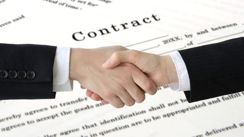 Firma de contrato laboral entre empresa y trabajador con apoyo de asesoría laboral profesional