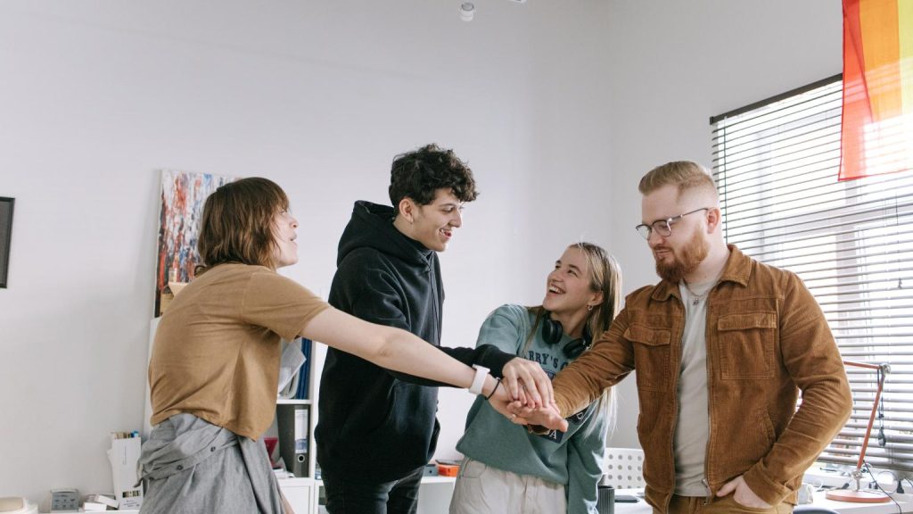 Equipo diverso de personas colaborando en un entorno de trabajo inclusivo, representando la igualdad de género laboral y la cooperación en la empresa.